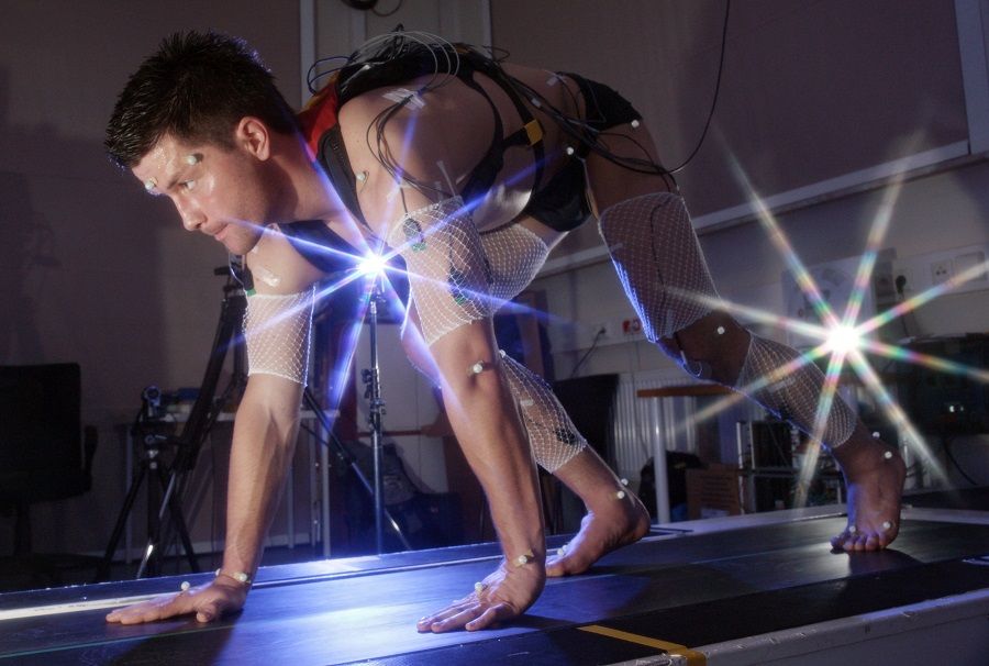 Experiment mit verschiedenen Sensoren und speziellen Reflektoren auf dem Laufband
