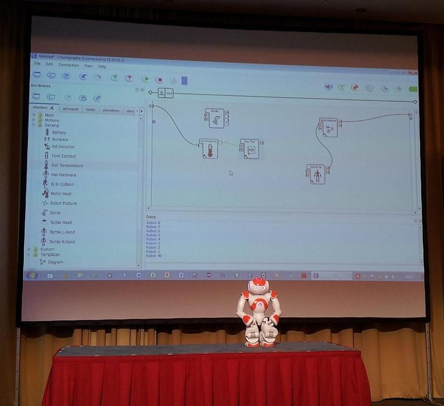 Der NAO-Roboter Frank mit Programmierumgebung