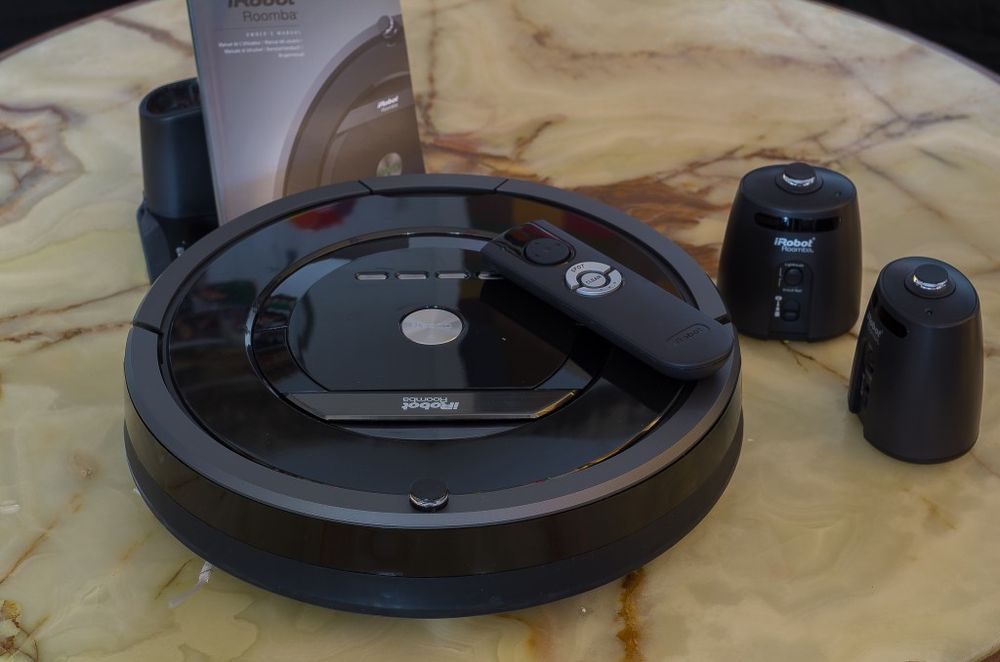 Das Zubehör des Roomba 880 umfasst neben der Ladestation und einer Bedienungsanleitung auch eine Fernbedienung und zwei Virtual Walls.