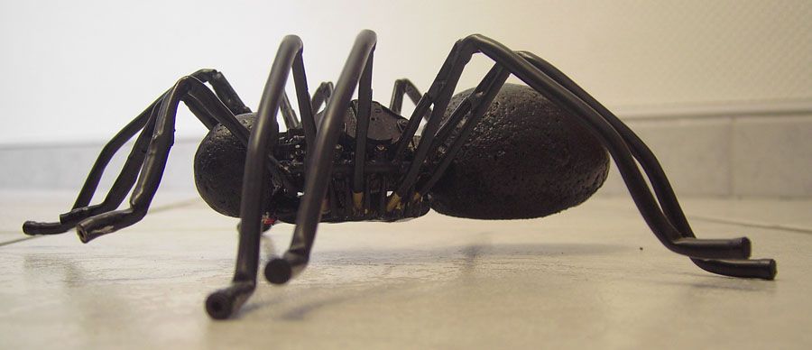 Schwarzer Spinnenroboter aus Plastik